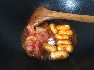 5、韩式年糕,撒上胡椒粉继续翻炒均匀。