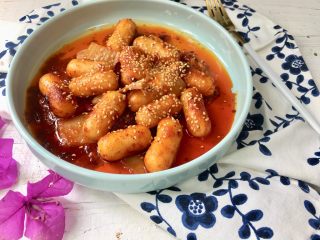 8、韩式年糕,撒上白芝麻即可食用。