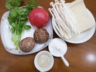 1、菌菇豆腐汤,食材大合影????