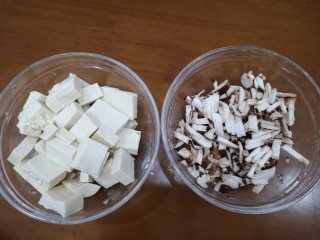 2、菌菇豆腐汤,豆腐切小块,香菇切小丁