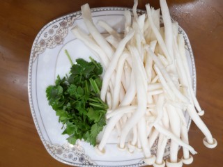 3、菌菇豆腐汤,海香菇撕开,香菜切碎