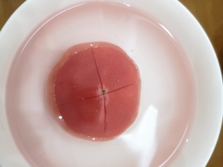 4、菌菇豆腐汤,番茄用刀划十字口,用开水烫一下,方便去皮