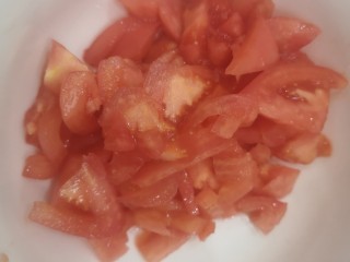 6、菌菇豆腐汤,番茄剁碎