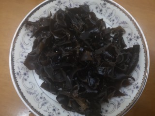 7、菌菇豆腐汤,泡发的木耳切碎,木耳泡发的只要一小把就好