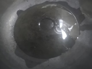 8、菌菇豆腐汤,锅里加入适量油