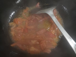 9、菌菇豆腐汤,油锅热后加入番茄翻炒