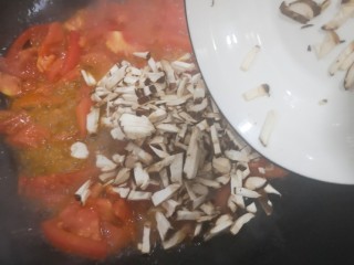 10、菌菇豆腐汤,加入香菇继续翻炒