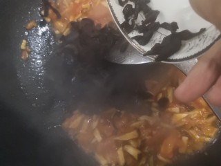11、菌菇豆腐汤,加入木耳翻炒两分钟