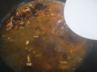 12、菌菇豆腐汤,倒入一大碗水