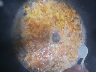 13、菌菇豆腐汤,汤水煮开加入适量盐