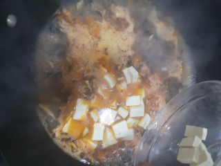 14、菌菇豆腐汤,加入豆腐