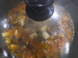 15、菌菇豆腐汤,加入豆腐烧开后小火煮十分钟