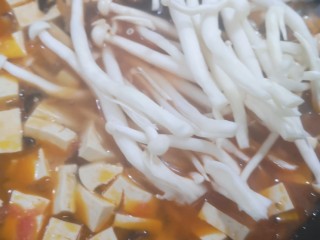 16、菌菇豆腐汤,加入海鲜菇
