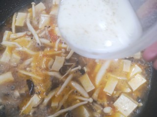 18、菌菇豆腐汤,加入海香菇汤烧开后,把淀粉和胡椒粉拌好的水倒进锅里