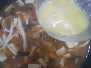 19、菌菇豆腐汤,打好的鸡蛋,打均匀,均匀倒进汤里