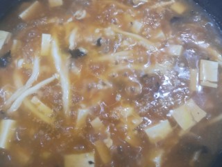 20、菌菇豆腐汤,倒进鸡蛋的汤一烧开就可以关火了