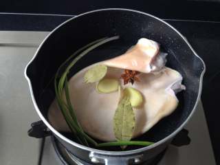 1、凉拌猪耳朵,猪耳朵洗干净后放入冷水锅中，倒入料酒，放入姜片，2根香葱，香叶、八角和一小勺盐