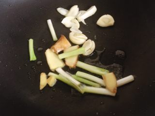 5、啤酒鸭,起油锅爆香葱姜蒜