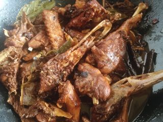11、啤酒鸭,大火烧开转小火炖煮至鸭肉酥烂即可。如果不挑剔的话，完全可以用压力锅解决。