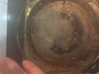 4、双贝丝瓜汤,水开后放入干贝