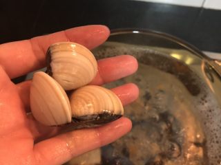 6、双贝丝瓜汤,继续煮开后放入白贝