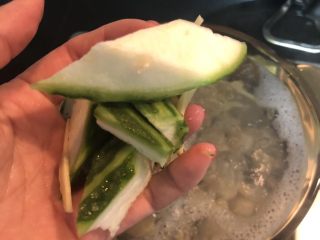 9、双贝丝瓜汤,加入丝瓜