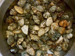 1、辣炒蛤蜊,盆里放适量水，加几滴植物油浸泡吐沙。