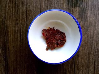 2、辣炒蛤蜊,准备郫县豆瓣酱1大勺，也可以用刀剁碎。