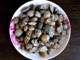 3、辣炒蛤蜊,蛤蜊吐好沙后刷洗洗净。
