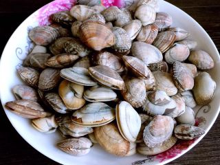 4、辣炒蛤蜊,炒锅烧热沸水，倒入蛤蜊焯水至微微张开后捞出。