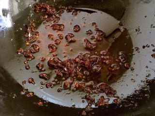 5、辣炒蛤蜊,热锅冷油，放入郫县豆瓣酱炒香。