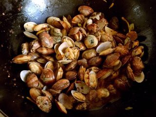 8、辣炒蛤蜊,调入料酒和生抽。