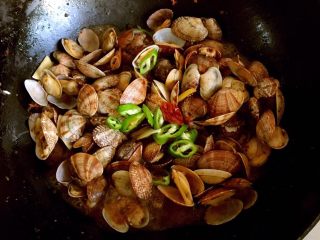 9、辣炒蛤蜊,放入杭椒圈。