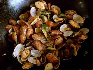 10、辣炒蛤蜊,最后撒香菜段和葱段关火，出锅。