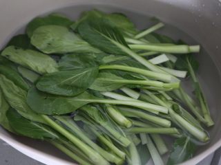 2、清炒菜心,菜心先用清水浸泡半小时