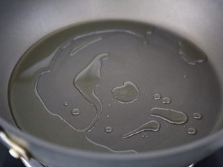 6、清炒菜心,锅里倒入油烧热