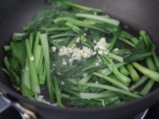13、清炒菜心,加入剩下的蒜末