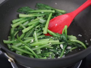14、清炒菜心,继续翻炒几下