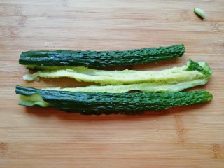 2、拍黄瓜,黄瓜用刷子清洗干净，用刀拍扁。