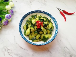 9、拍黄瓜,装盘。