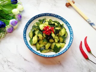 12、拍黄瓜,适合减肥的人吃。