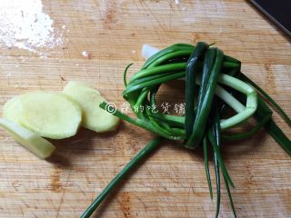 2、酸辣爽口的柠檬鸡翅根,把姜切片,葱盘个结。