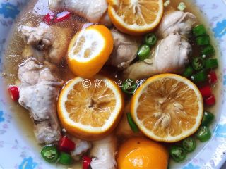 13、酸辣爽口的柠檬鸡翅根,鸡翅根放入,水量应该是能把鸡翅根全部浸没的,隔一段时间也可以把上下的翻个个,以确保全部能浸到。