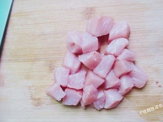 3、馋嘴猪肉粒,最后切成小肉粒，小一点后面更容易炖烂~