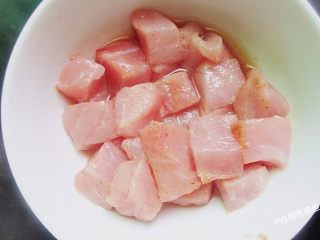 4、馋嘴猪肉粒,切好的肉粒用水跑出血水后，用料酒、黑胡椒粉腌制半小时