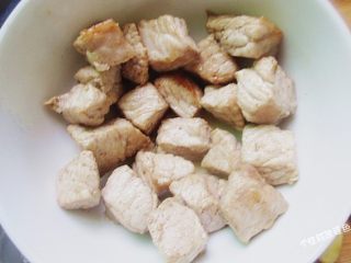 6、馋嘴猪肉粒,颜色变白，定型后即可捞出