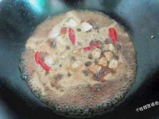 12、馋嘴猪肉粒,把调好的汁倒入锅里，大火转只中火