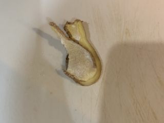 1、白菜排骨汤,姜切片