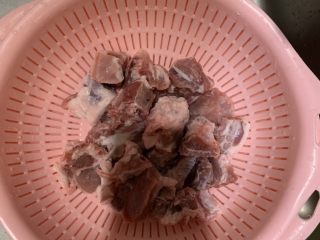 2、白菜排骨汤,排骨洗干净沥干