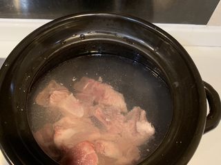 4、白菜排骨汤,水煮开后放入排骨，盖上锅盖大火煮开后，中火煮20分钟